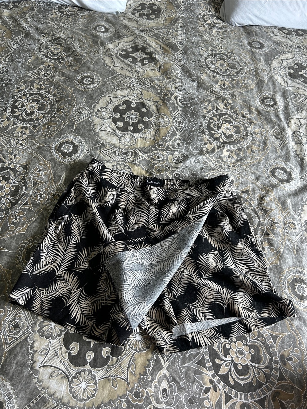 Ellen Tracy Black and Cream Palm-Print Skort